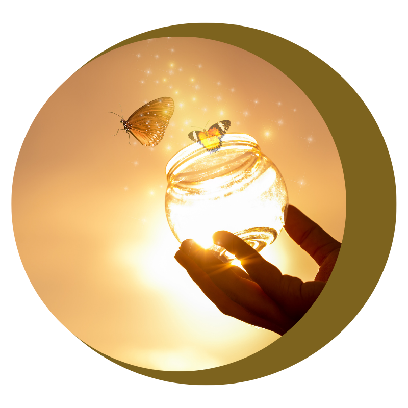 Main tenant une sphère lumineuse dorée, symbole de guidance et de transformation intérieure, illustration pour Vanessa Micoud numérologie stratégique et magnétisme.