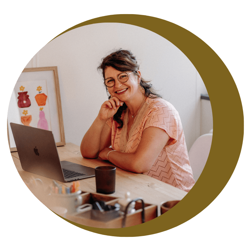 Vanessa Micoud, énergéticienne et numérologue stratégique, en consultation à son bureau.